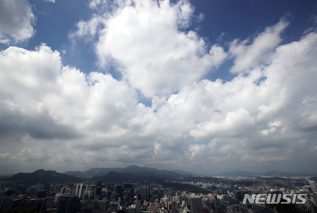 【서울=뉴시스】박미소 기자 = 서울에 태풍 크로사의 영향에서 점차 벗어나 맑은 날씨를 보이고 있는 16일 오후 서울 용산구 남산 서울타워에서 바라본 서울도심의 하늘이  파랗다. 2019.08.16.  misocamera@newsis.com