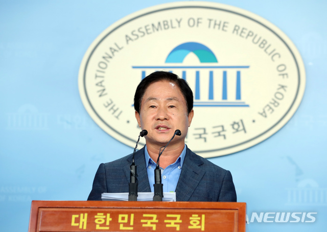 【서울=뉴시스】고승민 기자 = 자유한국당 주광덕 의원이 16일 서울 여의도 국회에서 조국 법무부 장관 후보자 관련 기자회견을 하고 있다. 2019.08.16. kkssmm99@newsis.com