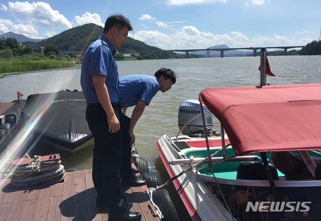 [양평=뉴시스]문영일 기자 = 지난해 8월17일 경기 양평군은 평택해양경찰서와 수상레저기동·지도단속반 합동으로 관내 수상레저사업장에 대한 현장특별점검을 실시했다. 2019.08.17, (사진=양평군청 제공. 사진은 기사와 관련이 없습니다.) photo@newsis.com