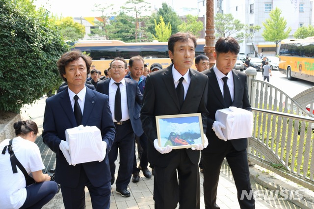 【청주=뉴시스】조성현 기자= 17일 오전 10시께 10년 전 히말라야에서 실종됐던 직지원정대 소속 고(故) 민준영(당시 36세)·박종성 대원(당시 42세)의 유가족들이 대원들의 영정과 유골함을 들고 추모 조형물이 있는 충북 청주 고인쇄박물관으로 이동하고 있다. jsh0128@newsis.com