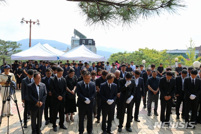 【청주=뉴시스】조성현 기자= 10년 전 히말라야에서 실종됐던 고(故) 민준영(당시 36세)·박종성 대원(당시 42세)의 추모행사가 17일 청주고인쇄박물관 추모 조형물 앞에서 열린 가운데 유가족 등이 묵념을 하고 있다. jsh0128@newsis.com