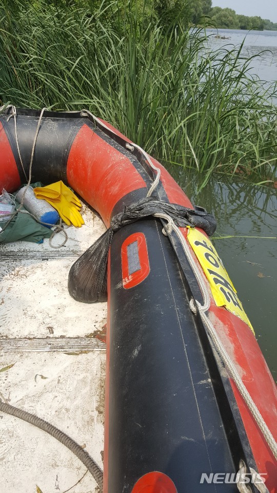 【고양=뉴시스】이경환 기자 = 17일 오전 경기 고양시 방화대교 남단에서 어민들이 '한강 몸통 시신'의 머리로 추정되는 사체를 발견해 경찰에 신고했다. 2019.08.17.(사진=독자 제공) lkh@newsis.com