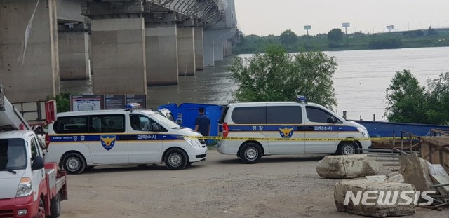 【고양=뉴시스】이경환 기자 = 17일 오전 경기 고양시 방화대교 남단에서 어민들이 '한강 몸통 시신'의 머리로 추정되는 사체가 발견돼 경찰이 현장을 차단하고 있다. 2019.08.17.(사진=독자 제공)&nbsp; lkh@newsis.com 