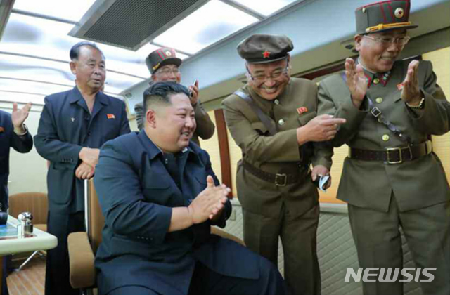 【서울=뉴시스】북한 김정은 위원장이 16일 오전 새 무기의 시험사격을 또다시 지도했다며, 노동신문이 17일 일자에 보도했다. 이날 시험사격에는 리병철, 김정식, 장창하, 전일호, 정승일을 비롯한 당중앙위원회와 국방과학부문의 지도간부들이 함께했다. 2019.08.17. (출처=노동신문)  photo@newsis.com 