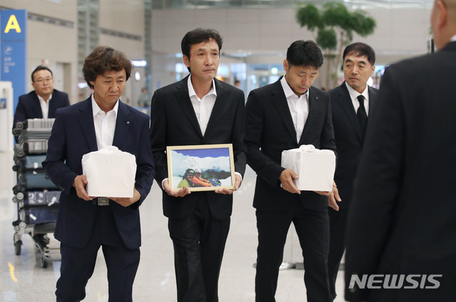 【인천공항=뉴시스】 김진아 기자 = 17일 인천국제공항에서 고(故) 박종성 대원의 형 종훈씨(왼쪽부터), 최인배 한국산악구조대 부대장, 고(故) 민준영 대원의 동생 규형씨가 10년 전 히말라야에 '직지루트'를 개척하려다 실종됐던 고(故) 민준영, 박종성 대원의 유골을 들고 귀국하고 있다. 2019.08.17.&nbsp; bluesoda@newsis.com
