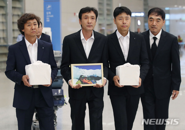 【인천공항=뉴시스】 김진아 기자 = 17일 인천국제공항에서 고(故) 박종성 대원의 형 종훈씨(왼쪽부터), 최인배 한국산악구조대 부대장, 고(故) 민준영 대원의 동생 규형씨가 10년 전 히말라야에 '직지루트'를 개척하려다 실종됐던 고(故) 민준영, 박종성 대원의 유골을 들고 귀국하고 있다. 2019.08.17. bluesoda@newsis.com