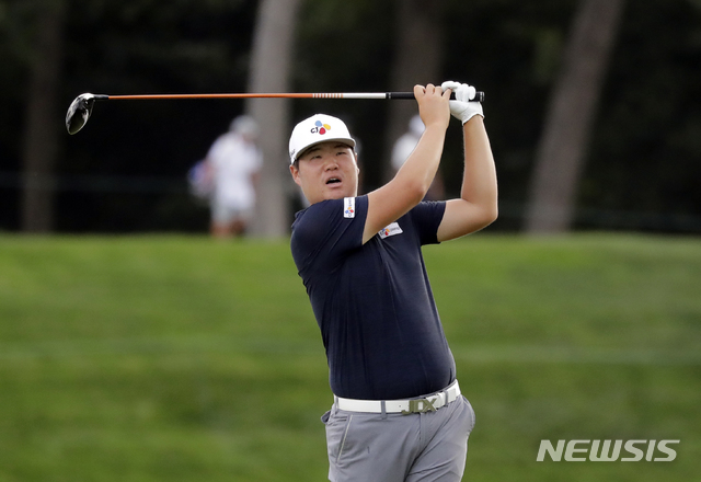  【메다이나=AP/뉴시스】임성재가 16일(현지시간) 미 일리노이주 메다이나 CC에서 열린 PGA 투어 페덱스컵 플레이오프 2차전 BMW 챔피언십 2라운드 18번 홀에서 경기하고 있다.&nbsp; 임성재는 중간합계 2언더파 142타로 강성훈과 공동 48위를 기록했다. 2019.08.17. 