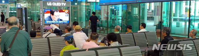 【인천공항=뉴시스】홍찬선 기자 = 지난 14일 인천공항 제2여객터미널 교통센터에서 불볕더위를 피해 공항을 찾은 노인들이 뉴스를 시청하고 있다. 2019.08.18. mania@newsis.com 