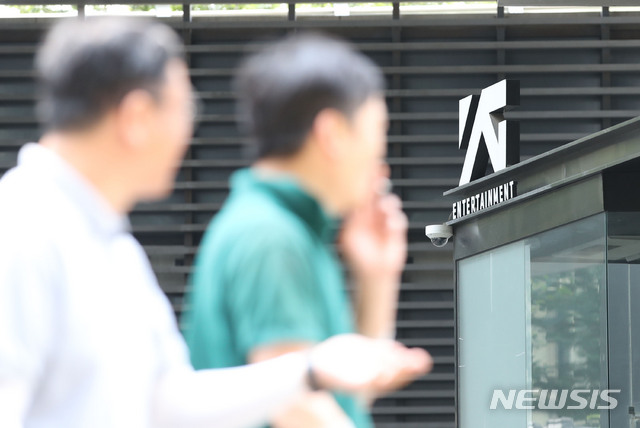 【서울=뉴시스】박미소 기자 = 경찰이 양현석 전 YG엔터테인먼트 대표와 그룹 빅뱅의 전 멤버 승리의 해외 원정 도박 의혹과 관련해 압수수색을 벌인 17일 오전 서울 마포구 YG 엔터테인먼트 사옥 앞을 시민들이 지나고 있다.2019.08.17. misocamera@newsis.com