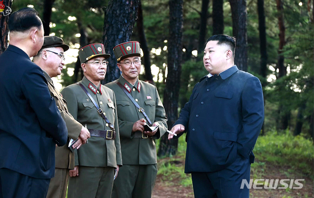 【서울=뉴시스】북한 김정은 국무위원장이 지난 16일 새 무기 시험사격을 지도했다고 조선중앙TV가 17일 보도했다. 2019.08.17. (사진=조선중앙TV 캡처)   photo@newsis.com