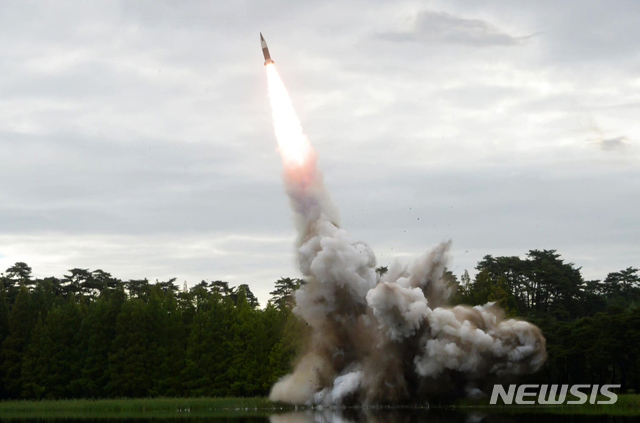【서울=뉴시스】북한 김정은 국무위원장이 지난 16일 새 무기 시험사격을 지도했다고 조선중앙TV가 17일 보도했다. 2019.08.17. (사진=조선중앙TV 캡처)&nbsp; photo@newsis.com