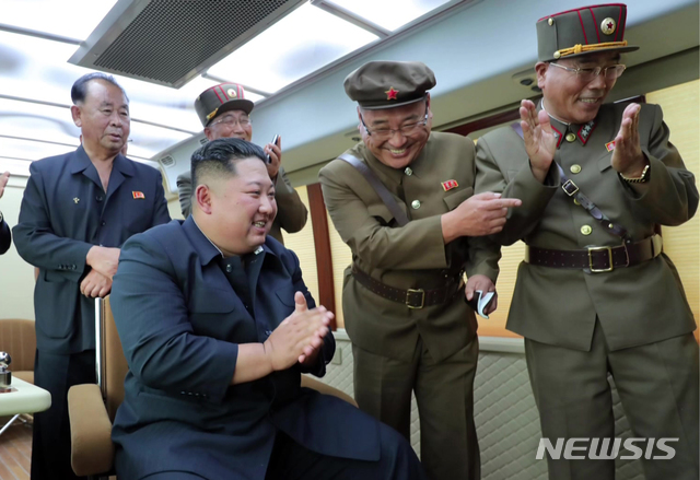 【서울=뉴시스】북한 김정은 국무위원장이 지난 16일 새 무기 시험사격을 지도했다고 조선중앙TV가 17일 보도했다. 2019.08.17. (사진=조선중앙TV 캡처)  photo@newsis.com