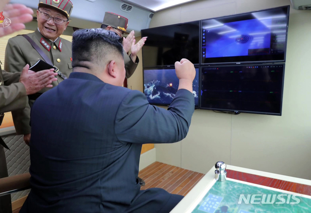 【서울=뉴시스】북한 김정은 국무위원장이 지난 16일 새 무기 시험사격을 지도했다고 조선중앙TV가 17일 보도했다. 2019.08.17. (사진=조선중앙TV 캡처)&nbsp; photo@newsis.com