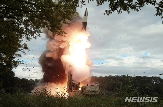 【서울=뉴시스】북한 김정은 국무위원장이 지난 16일 새 무기 시험사격을 지도했다고 조선중앙TV가 17일 보도했다. 2019.08.17. (사진=조선중앙TV 캡처)  photo@newsis.com