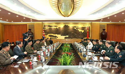 【서울=뉴시스】북한 노동신문은 18일 "조선민주주의인민공화국 군사대표단 단장으로 중국을 방문하고있는 조선인민군 총정치국장 육군대장 김수길 동지와 중화인민공화국 중앙군사위원회 정치사업부 주임 묘화(먀오화) 동지 사이의 회담이 16일 오후 베이징의 8·1청사에서 진행됐다"고 밝혔다. 2019.08.18. (사진=노동신문) photo@newsis.com 