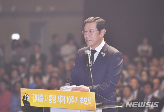 【광주=뉴시스】 송창헌 기자 = 이용섭 광주시장이 18일 오후 광주 서구 김대중컨벤션센터 다목적홀에서 열린 '김대중 전 대통령 서거 10주기 추모식'에 참석해 추모사를 하고 있다. 2019.08.18 (사진=광주시 제공) photo@newsis.com