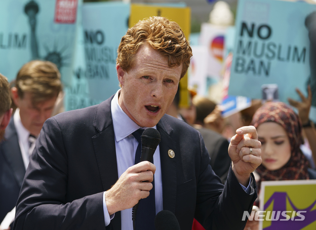 【워싱턴=AP/뉴시스】존 F. 케네디 전 미국 대통령의 조카 손자인 매사추세츠주 소속 연방 하원의원 조 케네디 3세가 지난 2018년 6월26일 워싱턴 연방대법원 앞에서 반이슬람 정책에 반대하는 연설을 하고 있다. 2019.08.27