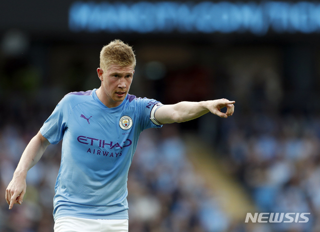 [맨체스터=AP/뉴시스] 코로나19로 강제 휴식에 들어간 잉글랜드 프리미어리그 맨체스터 시티의 스타 플레이어 케빈 더 브라위너가 선수 생활 연장 의지를 드러냈다. 2019.08.17.