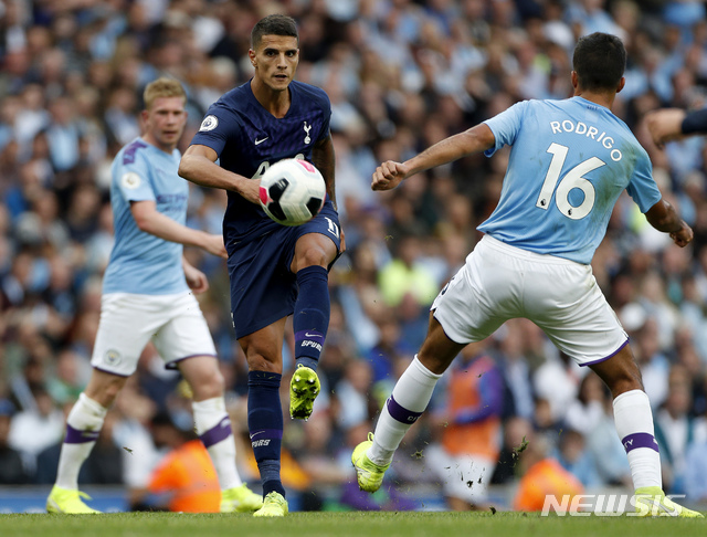 【맨체스터=AP/뉴시스】돌파하는 에릭 라멜라(가운데).