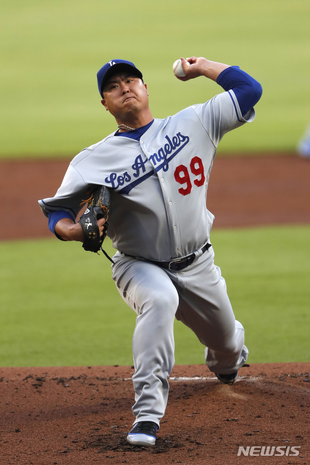 【애틀랜타=AP/뉴시스】LA 다저스 선발 류현진이 17일(현지시간) 미 조지아주 애틀랜타의 선트러스트파크에서 열린 2019 메이저리그 애틀랜타 브레이브스와의 경기에서 1회 투구하고 있다. 2019.08.18.