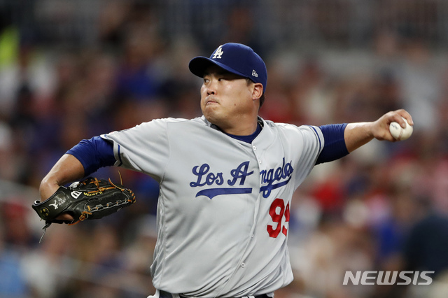 【애틀랜타=AP/뉴시스】LA 다저스 선발 류현진이 17일(현지시간) 미 조지아주 애틀랜타의 선트러스트파크에서 열린 2019 메이저리그 애틀랜타 브레이브스와의 경기에서 4회 투구하고 있다.&nbsp; 류현진은 5⅔이닝 동안 홈런2개 포함 6피안타 5K 4실점하며 2-4로 지고 있는 6회 말 마운드를 내려왔고 평균자책점은 1.64로 상승했다. 2019.08.18. 