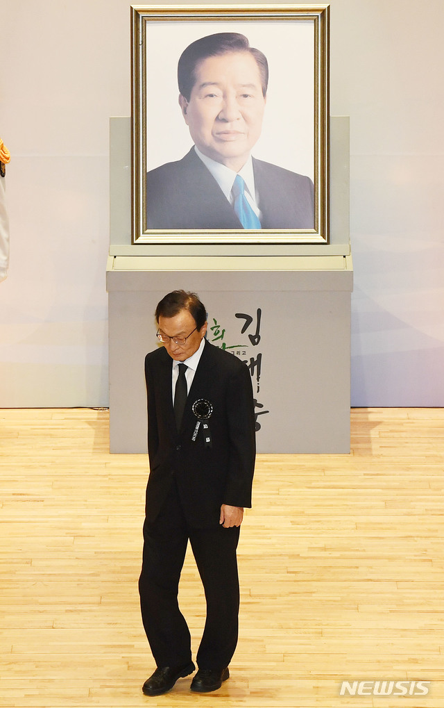 【서울=뉴시스】배훈식 기자 = 18일 오전 서울 동작구 국립서울현충원에서 열린 故 김대중 전 대통령 서거 10주기 추도식에 참석한 이해찬 더불어민주당 대표가 추도사를 마친 뒤 돌아서고 있다. 2019.08.18. photo@newsis.com