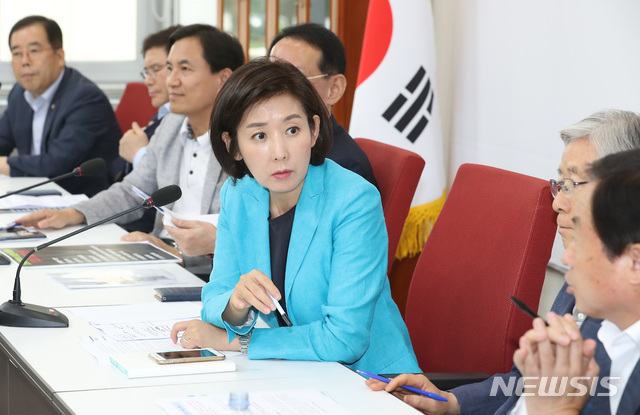 【서울=뉴시스】이종철 기자 = 18일 서울 여의도 국회에서 열린 자유한국당 인사청문회 대책회의에서 나경원 원내대표가 의견을 나누고 있다. 2019.08.18. jc4321@newsis.com