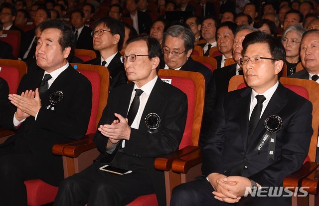 【서울=뉴시스】배훈식 기자 = 18일 오전 서울 동작구 국립서울현충원에서 열린 고 김대중 전 대통령 서거 10주기 추도식에서 이낙연 국무총리, 이해찬 더불어민주당 대표, 황교안 자유한국당 대표가 참석하고 있다. 2019.08.18. photo@newsis.com