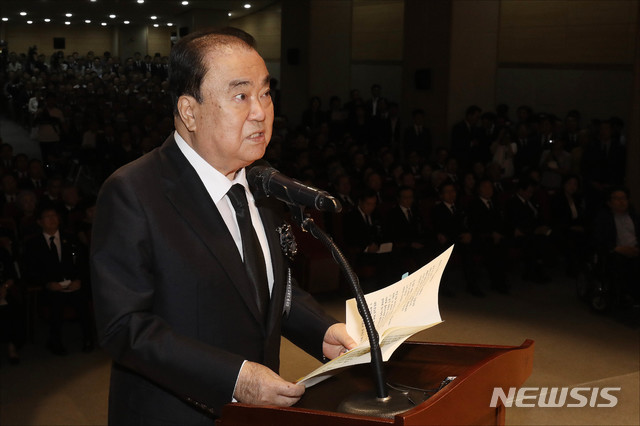 【서울=뉴시스】배훈식 기자 = 문희상 국회의장이 18일 오전 서울 동작구 국립서울현충원 현충관에서 열린 고(故) 김대중(DJ) 전 대통령 서거 10주기 추도식에서 추도사를 하고 있다. 2019.08.18.&nbsp; photo@newsis.com