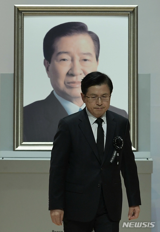 【서울=뉴시스】배훈식 기자 = 황교안 자유한국당 대표가 18일 국립서울현충원에서 열린 김대중 전 대통령 서거 10주기 추도식에서 추도사를 마친 뒤 이동하고 있다. 2019.08.18. photo@newsis.com