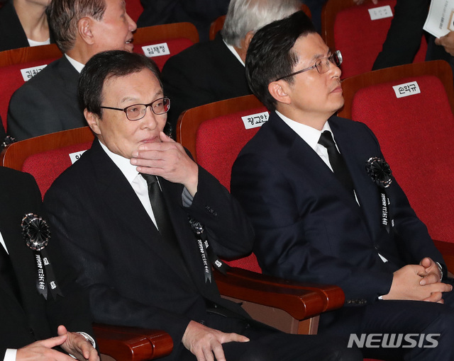 【서울=뉴시스】배훈식 기자 = 이해찬 더불어민주당 대표와 황교안 자유한국당 대표가 18일 오전 서울 동작구 국립서울현충원 故 김대중 전 대통령 서거 10주기 추도식에 참석, 나란히 앉아 있다. 2019.08.18.&nbsp; photo@newsis.com