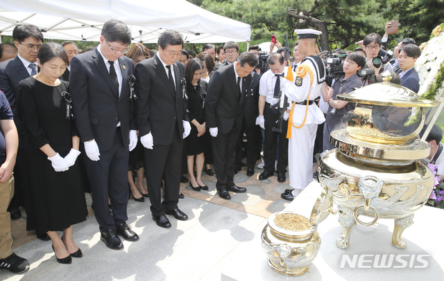 【서울=뉴시스】배훈식 기자 = 김홍업 전 의원과 김홍걸 민족화해협력범국민협의회 대표상임의장 등 유족들이 18일 오전 서울 동작구 국립서울현충원에서 열린 故 김대중 전 대통령 서거 10주기 추도식에서 헌화 및 분향을 하고 있다. 2019.08.18. photo@newsis.com
