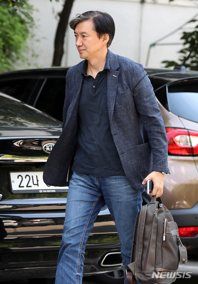 【서울=뉴시스】추상철 기자 =조국 법무부장관 후보자가 18일 오후 서울 서초구 방배동 자택으로 들어서고 있다. 2019.08.18. scchoo@newsis.com