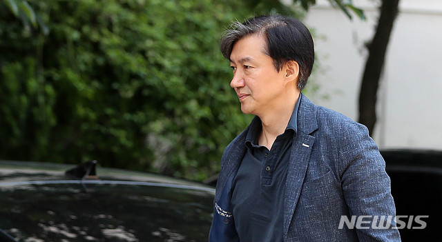 【서울=뉴시스】추상철 기자 =조국 법무부장관 후보자가 18일 오후 서울 서초구 방배동 자택으로 들어서고 있다. 2019.08.18. scchoo@newsis.com