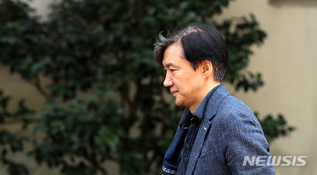 【서울=뉴시스】추상철 기자 =조국 법무부장관 후보자가 18일 오후 서울 서초구 방배동 자택으로 들어서고 있다. 2019.08.18. scchoo@newsis.com