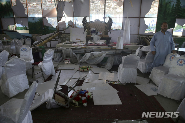 【카불(아프가니스탄)=AP/뉴시스】지난 17일 밤 자살폭탄테러로 최소 80명의 생명을 앗아간 아프가니스탄 수도 카불의 두바이시티 결혼식장 내부에 18일 집기들이 어지럽게 흩어져 있다. 2019.8.21