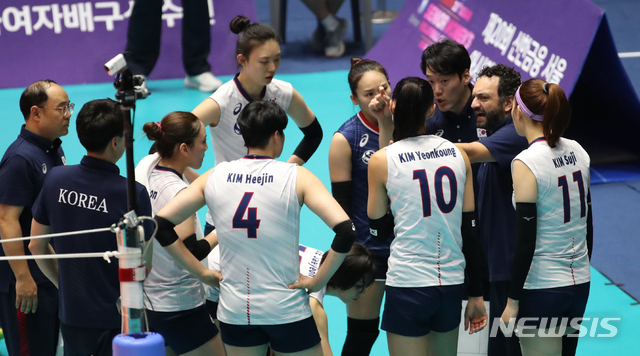 【서울=뉴시스】 고범준 기자 = 18일 오후 서울 송파구 잠실실내체육관에서 열린 제20회 신한금융 서울 아시아여자배구선수권대회 대한민국-이란의 경기, 한국 스테파노 라바리니(오른쪽 두번째) 감독이 선수들에게 작전 지시를 하고 있다. 2019.08.18. bjko@newsis.com