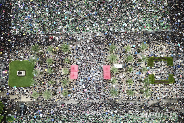  【홍콩=AP/뉴시스】18일(현지시간) 홍콩 빅토리아 공원에서 송환법 반대 및 경찰의 강경 진압 규탄 대규모 집회가 열려 시위대가 공원을 메우고 있다.&nbsp; 홍콩 경찰은 시위대와의 충돌을 최대한 피한다는 방침 하에 경찰과 폭동 진압 경찰을 투입하면서 “시위대의 자유로운 행진을 용납하고 시위대가 폭력을 사용하지 않는 한 경찰도 무력을 동원하지 않을 것”이라고 밝혔다.&nbsp; 한편 중국 인민해방군 산하 무장 경찰 1만2000여 명이 홍콩과 10분 거리의 선전에 전진 배치돼 중국의 무력 개입 가능성을 완전히 배제할 수 없는 상황이다. 2019.08.18. 