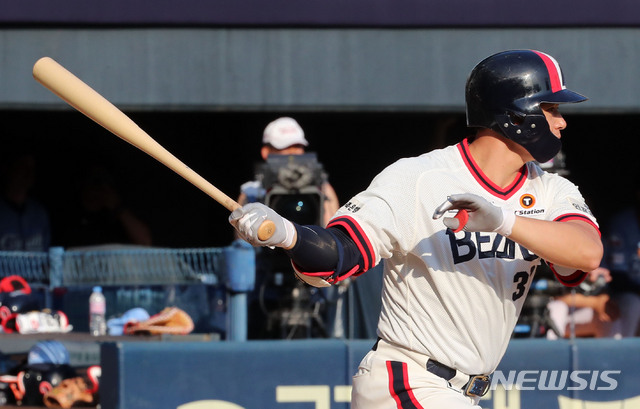 【서울=뉴시스】박주성 기자 = 18일 오후 서울 잠실야구장에서 열린 ‘2019 신한은행 MY CAR KBO리그’ 롯데 자이언츠 대 두산 베어스의 경기, 1회말 투아웃 주자 2루에서 두산 김재환이 1타점 적시타를 치고 있다. 2019.08.18. park7691@newsis.com