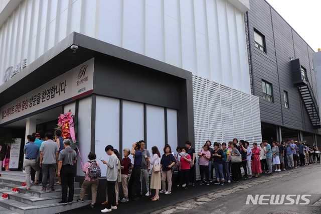 지난달 16일 서울 서초구에서 문을 연 힐스테이트 과천 중앙 견본주택 입장을 위해 줄을 선 뱡문객들.(사진제공=현대건설)