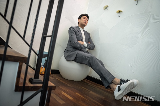 [인터뷰]조진웅 "댓글이라도 조작해 민심 바꿔보자는 것과 비슷"