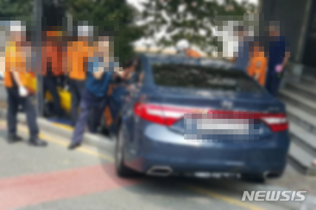 【부산=뉴시스】 19일 오후 1시 40분께 부산 동구의 한 도로에서 운행 중이던 그랜저 승용차가 인도를 침범해 임산부를 치었다.2019.08.19. (사진=부산경찰청 제공)photo@newsis.com