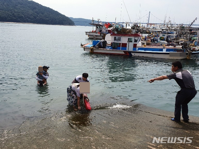 【고흥=뉴시스】김석훈 기자 = 19일 오후 2시 17분께 전남 고흥군 녹동 수협 위판장 인근 항포구에서 인천에 사는 이 모(43·여) 씨와 아들 김 모(7) 군이 경사로에서 미끄러져 바다에 빠졌다가 출동한 해경에 구조됐다. 사진은 구조장면. 2019.08.19. (사진=여수해경 제공)kim@newsis.com