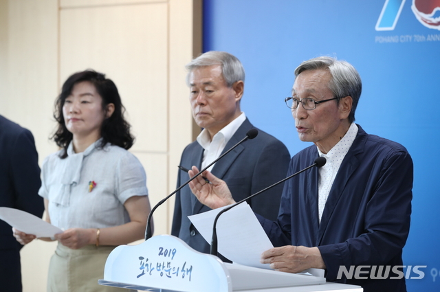 【포항=뉴시스】강진구 기자 = 경북 포항KBS시청자위원회는 19일 오전 시청에서 기자회견을 열어 최근 KBS가 ‘비상경영계획 2019’에 따라 포항방송국의 기능을 축소한다는 계획에 대해 반대 입장을 표명한다고 밝혔다.2019.09.19.(사진=포항KBS시청자위원회 제공) photo@newsis.com