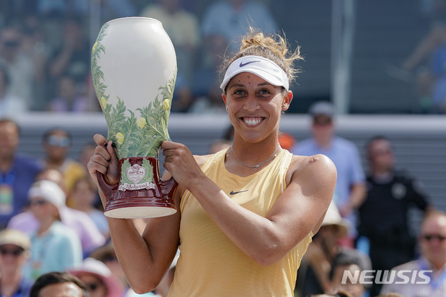 【신시내티=AP/뉴시스】 매디슨 키스(미국)가 19일(한국시간) 미국 오하이오주 신시내티에서 열린 여자프로테니스(WTA) 투어 웨스턴&서던 오픈 단식 결승에서 스베틀라나 쿠즈네초바(러시아)를 꺾고 우승한 뒤 트로피를 들어올리고 있다.
