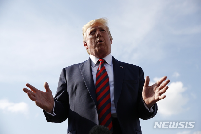 【모리스타운=AP/뉴시스】도널드 트럼프 미국 대통령이 18일(현지시간) 미 뉴저지주 모리스타운 공항에서 부인 멜라니아 여사와 전용기에 오르기 전 기자들과 얘기하고 있다.&nbsp; 트럼프 대통령은 "중국이 홍콩 시위 사태를 톈안먼 방식으로 탄압한다면 양국 간 무역 협상에 부정적 영향을 미칠 것"이라고 경고했다. 2019.08.19. 