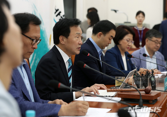 【서울=뉴시스】고승민 기자 = 19일 서울 여의도 국회에서 열린 바른미래당 제134차 최고위원회의에서 손학규 대표가 모두발언하고 있다. 2019.08.19. kkssmm99@newsis.com