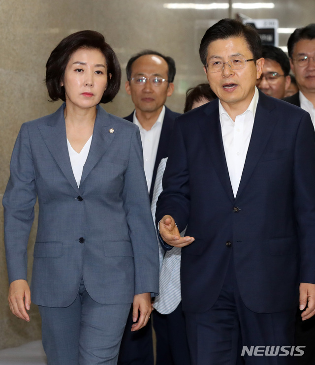 【서울=뉴시스】 박영태 기자 = 19일 오전 서울 여의도 국회에서 열린 자유한국당 최고위원회의에 황교안 대표와 나경원 원내대가 참석하고 있다. 2019.08.19. since1999@newsis.com