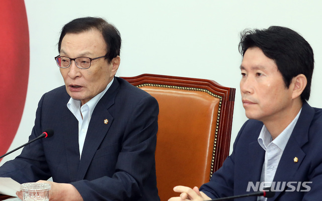 【서울=뉴시스】이종철 기자 = 19일 서울 여의도 국회에서 열린 더불어민주당 최고위원회의에서 이해찬 대표가 모두발언을 하고 있다. 2019.08.19. jc4321@newsis.com