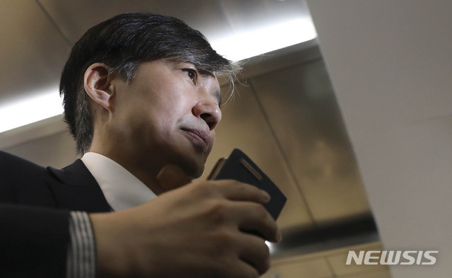 【서울=뉴시스】최진석 기자 =&nbsp; 조국 법무부 장관 후보자가 19일 오전 서울 종로구 적선현대빌딩에 마련된 인사청문회 준비 사무실로 출근하고 있다. 2019.08.19.myjs@newsis.com